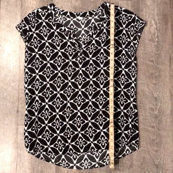 Old Navy black and white capped sleeve blouse XS - Picture 7 of 8